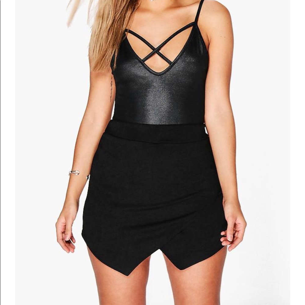 NWT black envelope skort boohoo